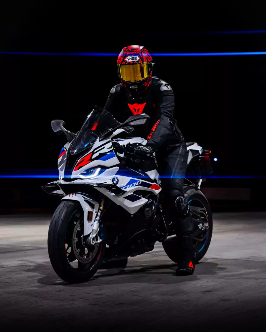Manual de taller de moto abierto en el despiece del motor